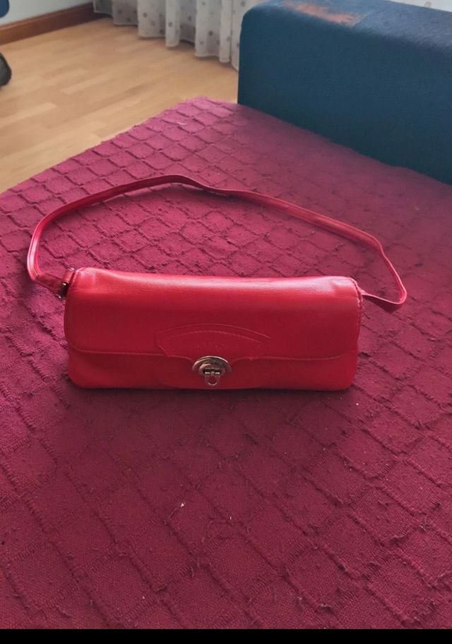 Bolso pequeño de cuero rojo
