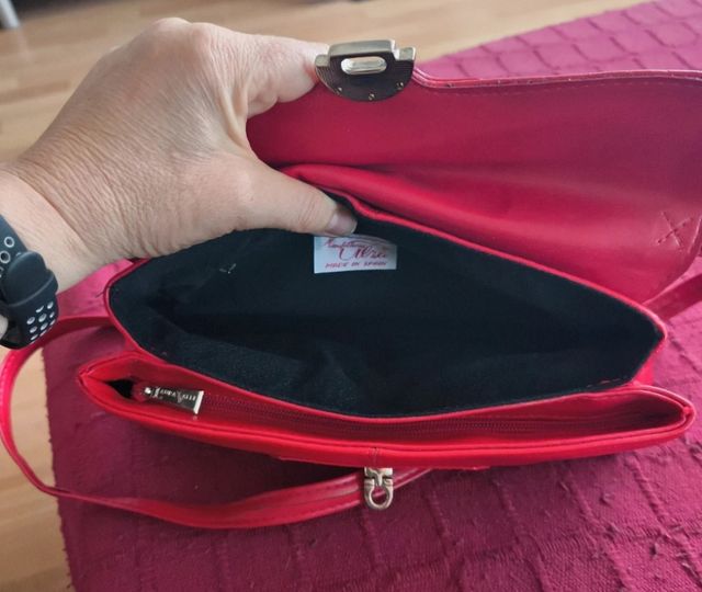 Bolso pequeño de cuero rojo