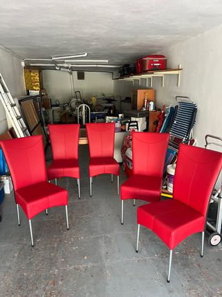 Juego de 5 sillas rojas y plateadas