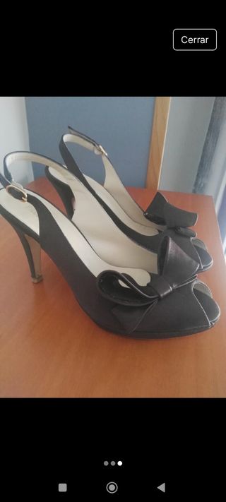Zapatos de tacón marrones con lazo