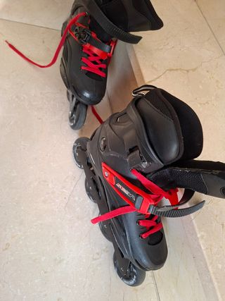 Patines Rollerblade negros y rojos
