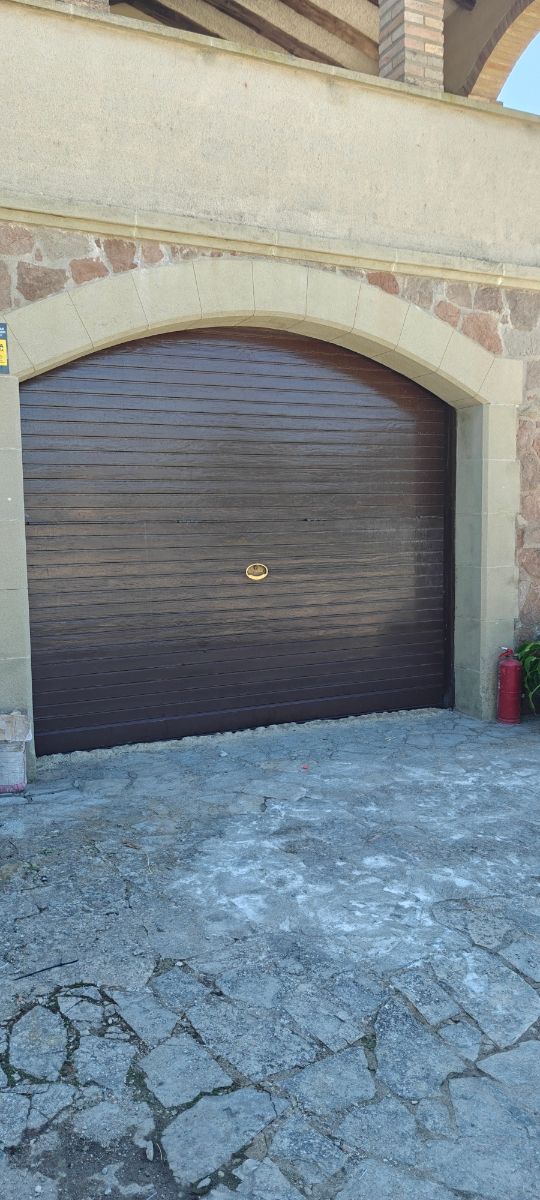 Puerta de garaje de madera
265 alçada * 310 ample.