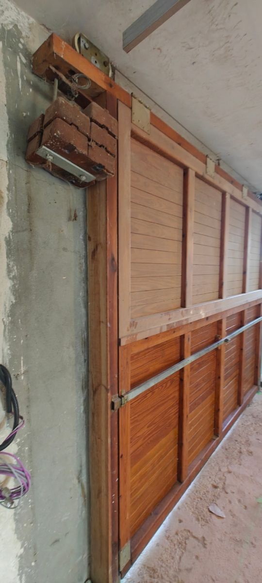 Puerta de garaje de madera
265 alçada * 310 ample.