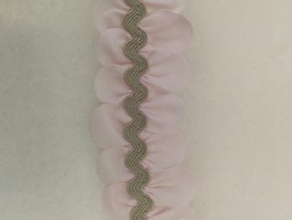 Adorno textil rosa pétalos y zigzag