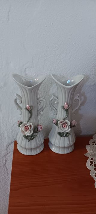 Par de jarrones de porcelana con rosas