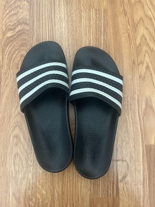 Chanclas Adidas Negras y Blancas