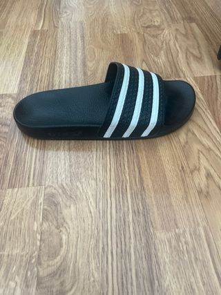 Chanclas Adidas Negras y Blancas