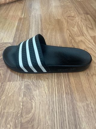 Chanclas Adidas Negras y Blancas