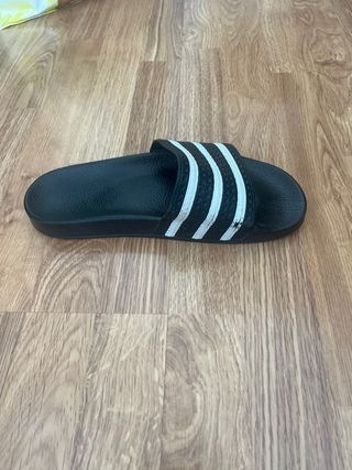 Chanclas Adidas Negras y Blancas