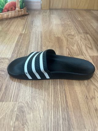 Chanclas Adidas Negras y Blancas