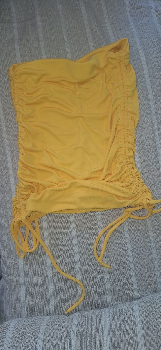 Falda mini fruncida amarilla