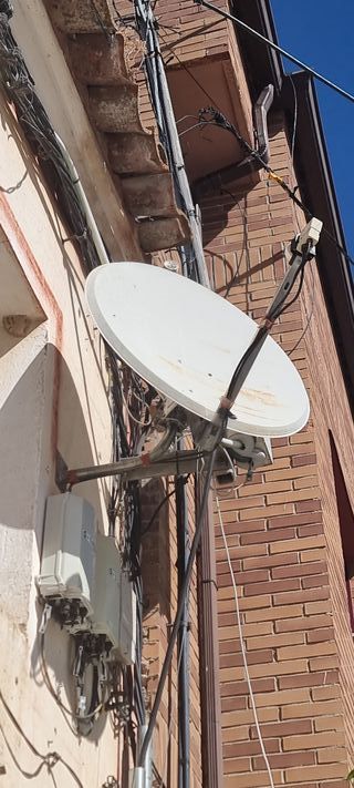 Antena Parabólica Twin LNB 4K + Soporte