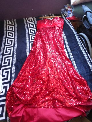 Abito da sera rosso con paillettes