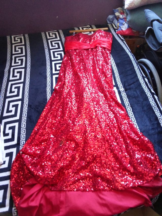 Vestido de festa de lantejoulas vermelhas