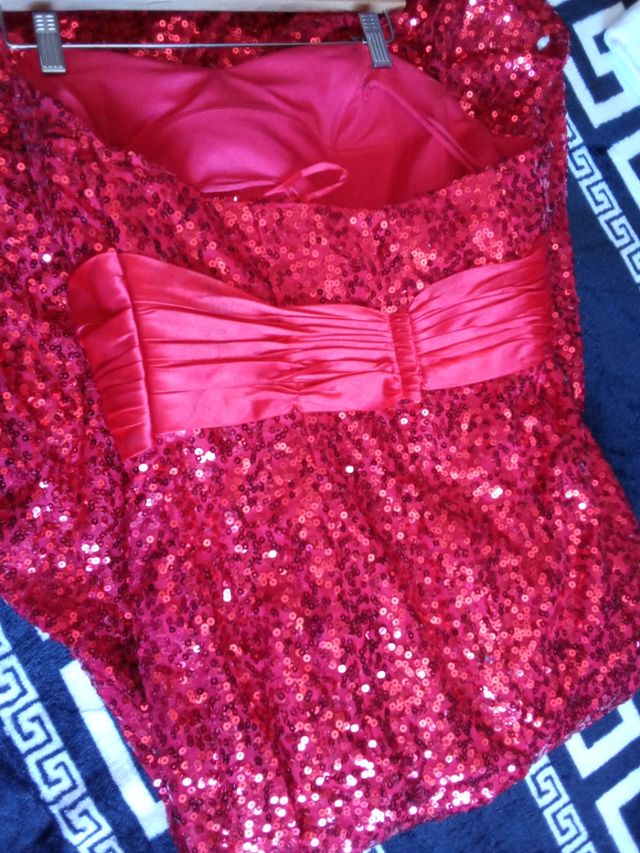 Vestido de festa de lantejoulas vermelhas