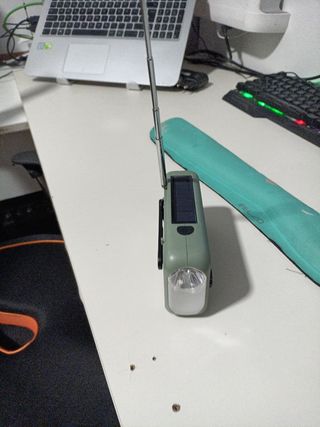 Radio con linterna y panel solar