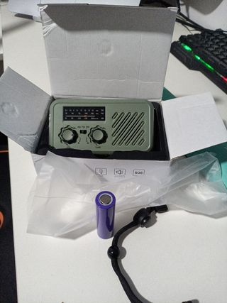 Radio con linterna y panel solar