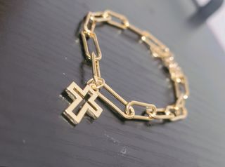 Bracciale con ciondolo a croce in acciaio