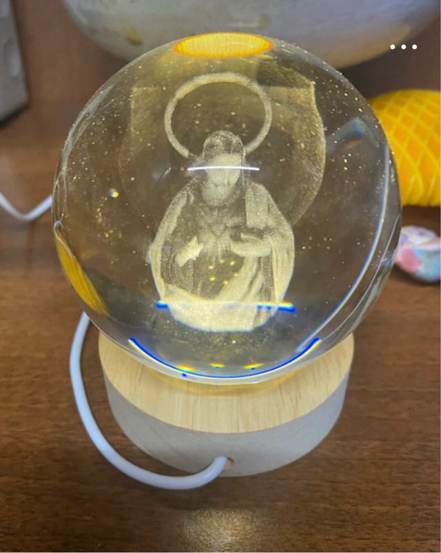 Lampada sfera con immagine incisa