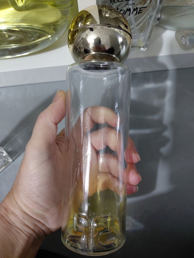 Bottiglie di profumo vuote