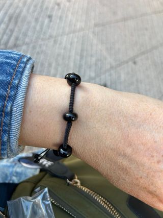 Pulsera negra de cordón con osito y cuentas