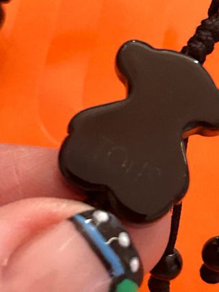 Pulsera negra de cordón con osito y cuentas
