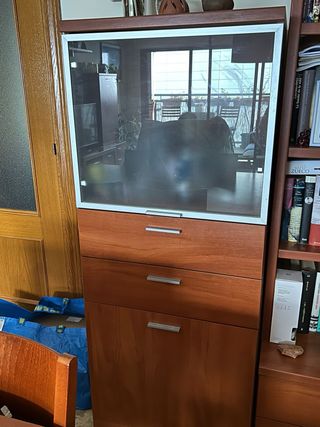 Mueble bar con cajonera de madera y cristal