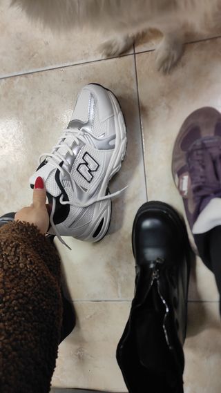 Zapatillas New Balance Blancas y Plateadas