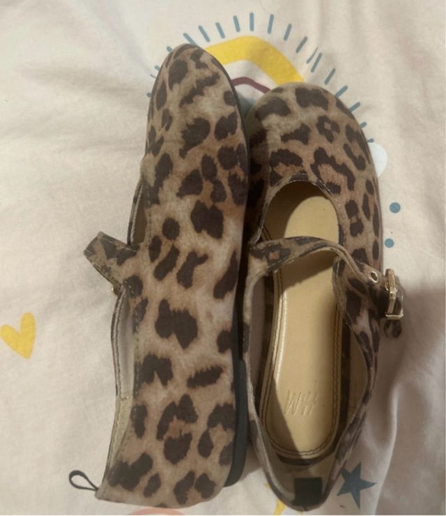 Manoletinas H&M leopardo con hebilla