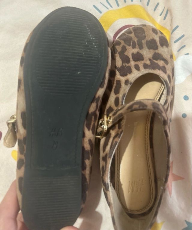 Manoletinas H&M leopardo con hebilla