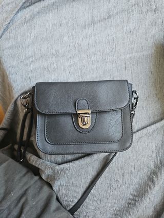 Bolso negro con cierre metálico