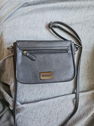 Bolso negro con cierre metálico