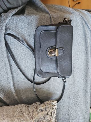 Bolso negro con cierre metálico