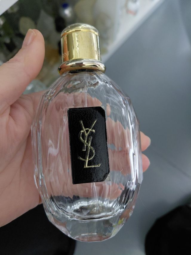 Bottiglie di profumo vuote