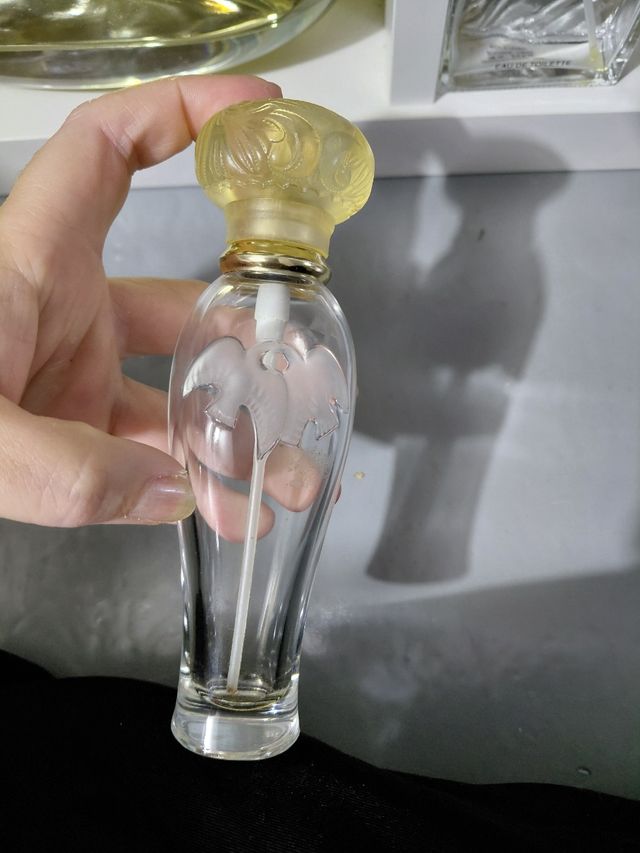 Bottiglie di profumo vuote