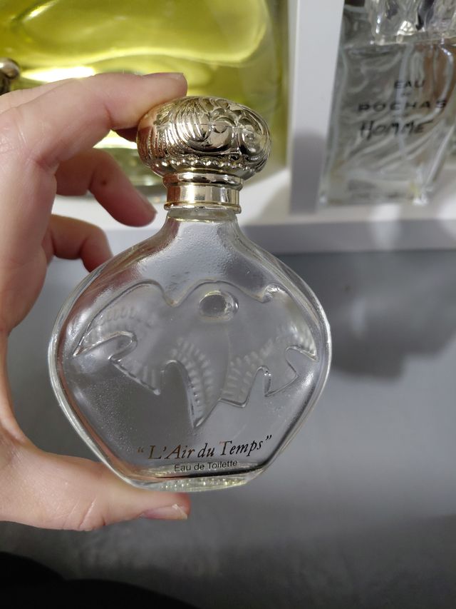 Bottiglie di profumo vuote