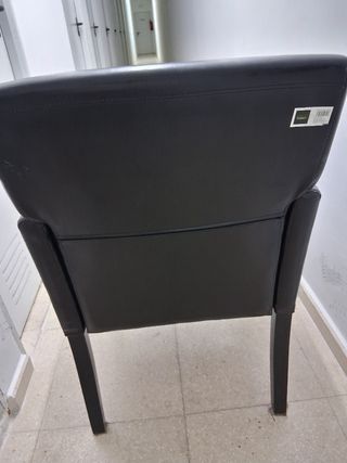 Sillón polipiel marron oscuro.