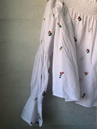 Blusa Zara blanca bordada flores