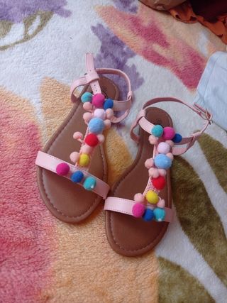 Sandalias  de niña pompones