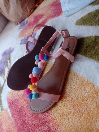 Sandalias  de niña pompones