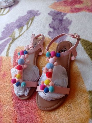 Sandalias  de niña pompones