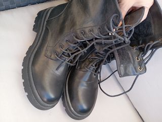 Botas negras con cordones
