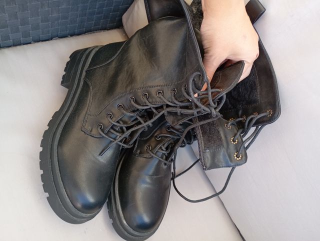 Botas negras con cordones