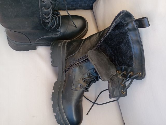 Botas negras con cordones