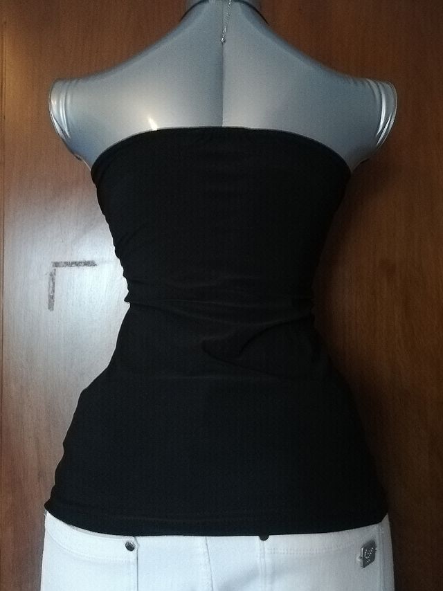 Top nero senza spalline con ruches