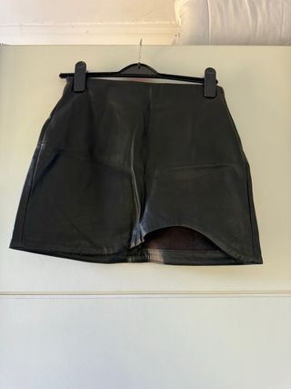 Falda de cuero negra