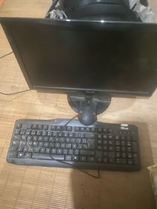 Monitor, Teclado y Ratón Negro