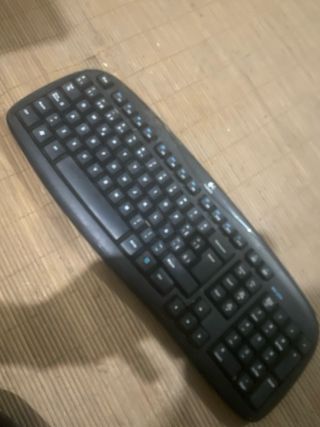 Monitor, Teclado y Ratón Negro