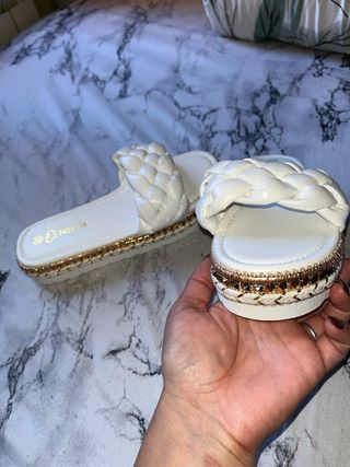Sandalias blancas con trenza y detalles dorados