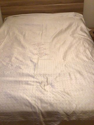 Copriletto bianco e multicolore in tessuto